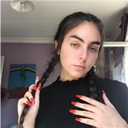 profesora bilingüe que busca conversar con los niños en inglés para mejorar la comprensión y el uso del idioma